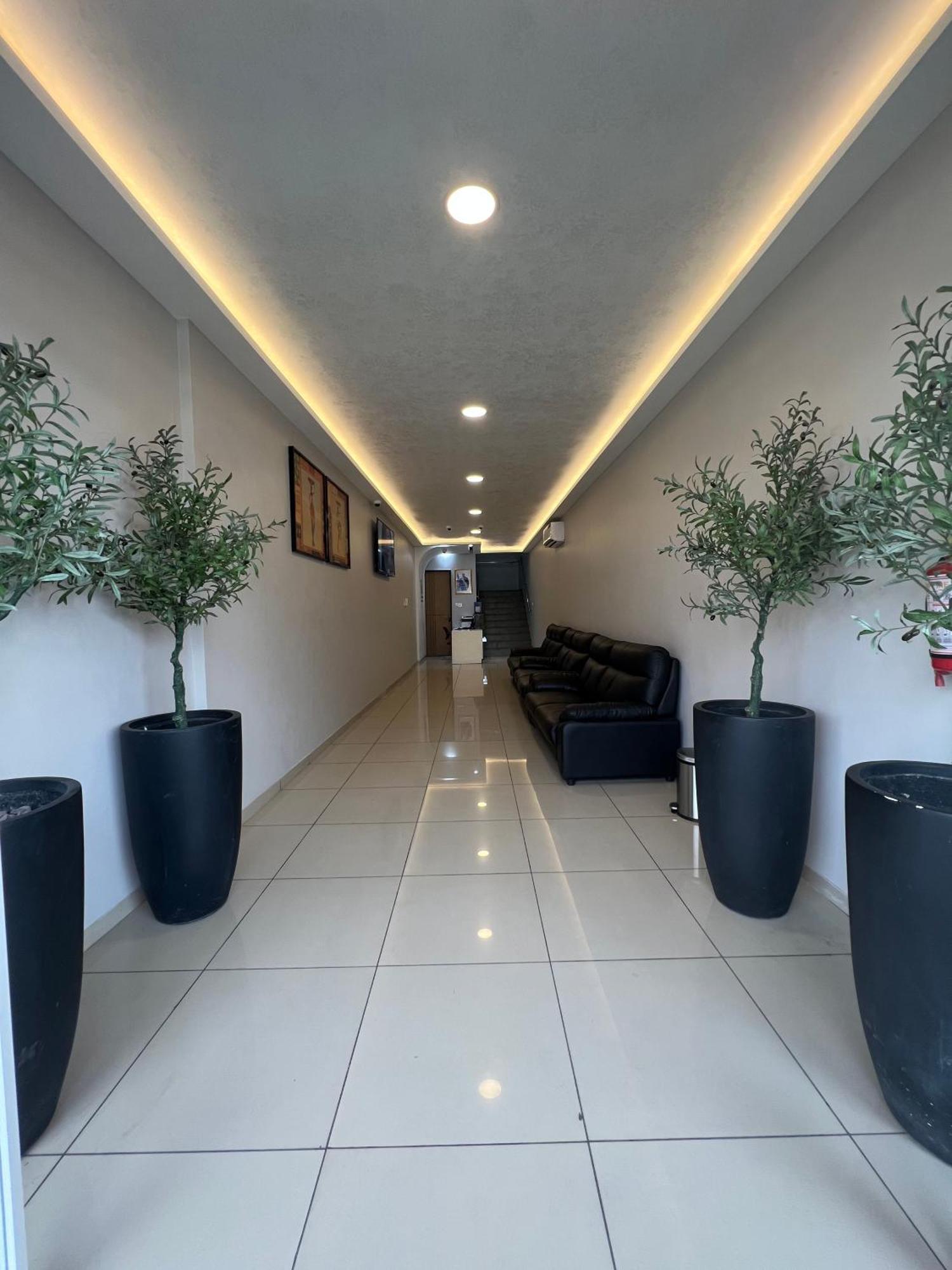Ixoras Hotel Victoire Киншаса Экстерьер фото