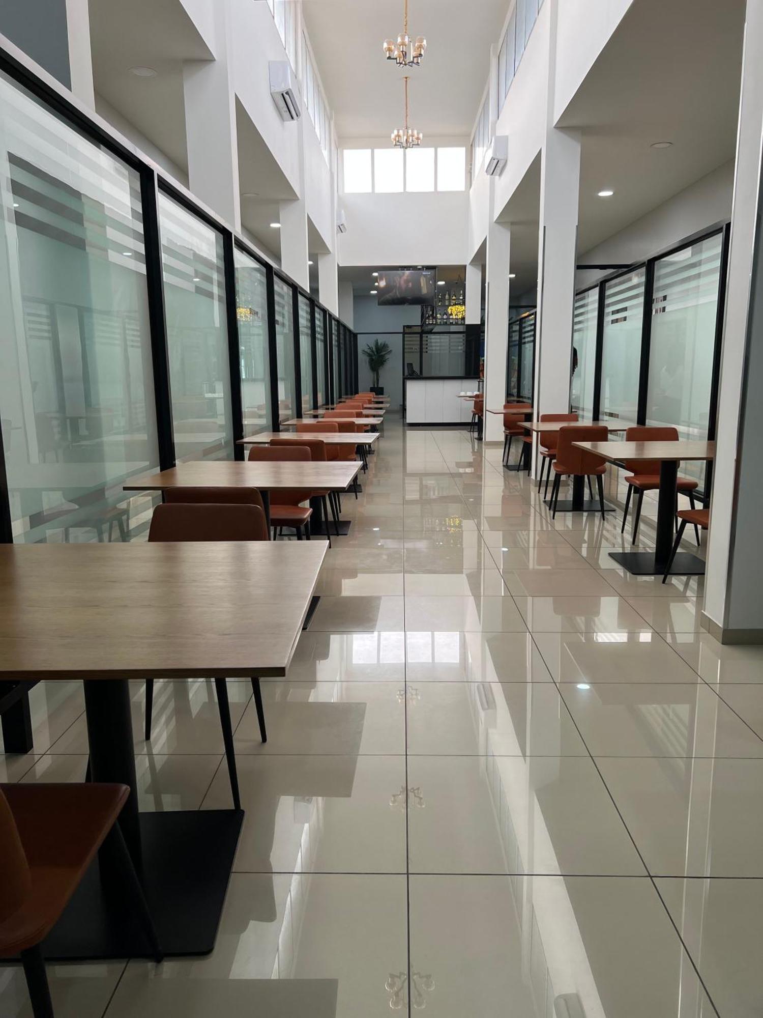 Ixoras Hotel Victoire Киншаса Экстерьер фото
